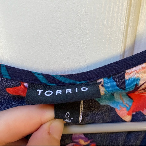 Torrid Floral Short Sleeve Blouse, sz 0 - Picture 2 of 6